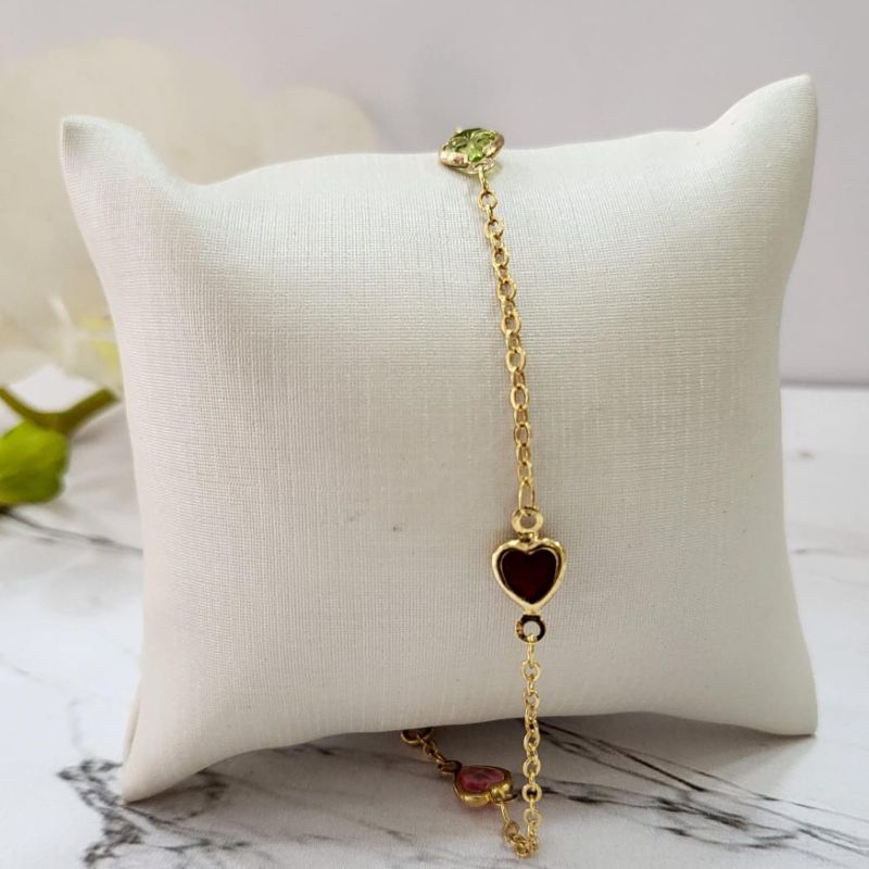 Pulseira infantil com tres pedras coloridas formato coracao banhado a ouro 18K