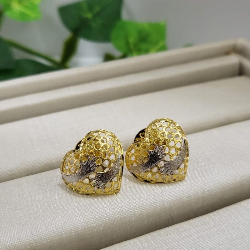Brinco ourinho coracao abraco duas cores branco e dourado banhado a ouro 18k