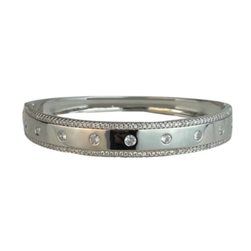 Bracelete largo com microzirconias nas bordas e nove zirconias no centro no banho de rodio branco