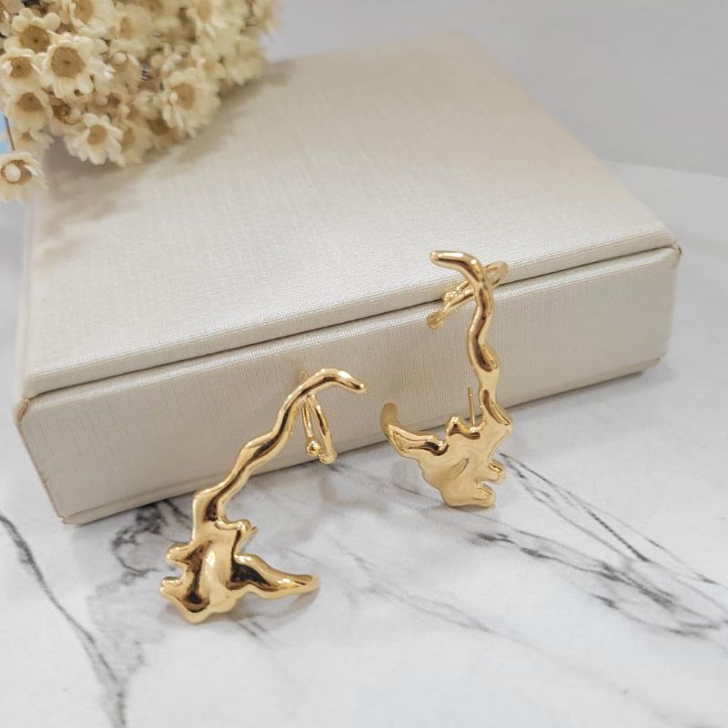 Brinco forma organico earhook  banhado a ouro 18k