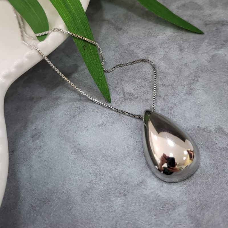 Gargantilha na corrente veneziana com pingente gota grande liso vazado banhado de rodio branco