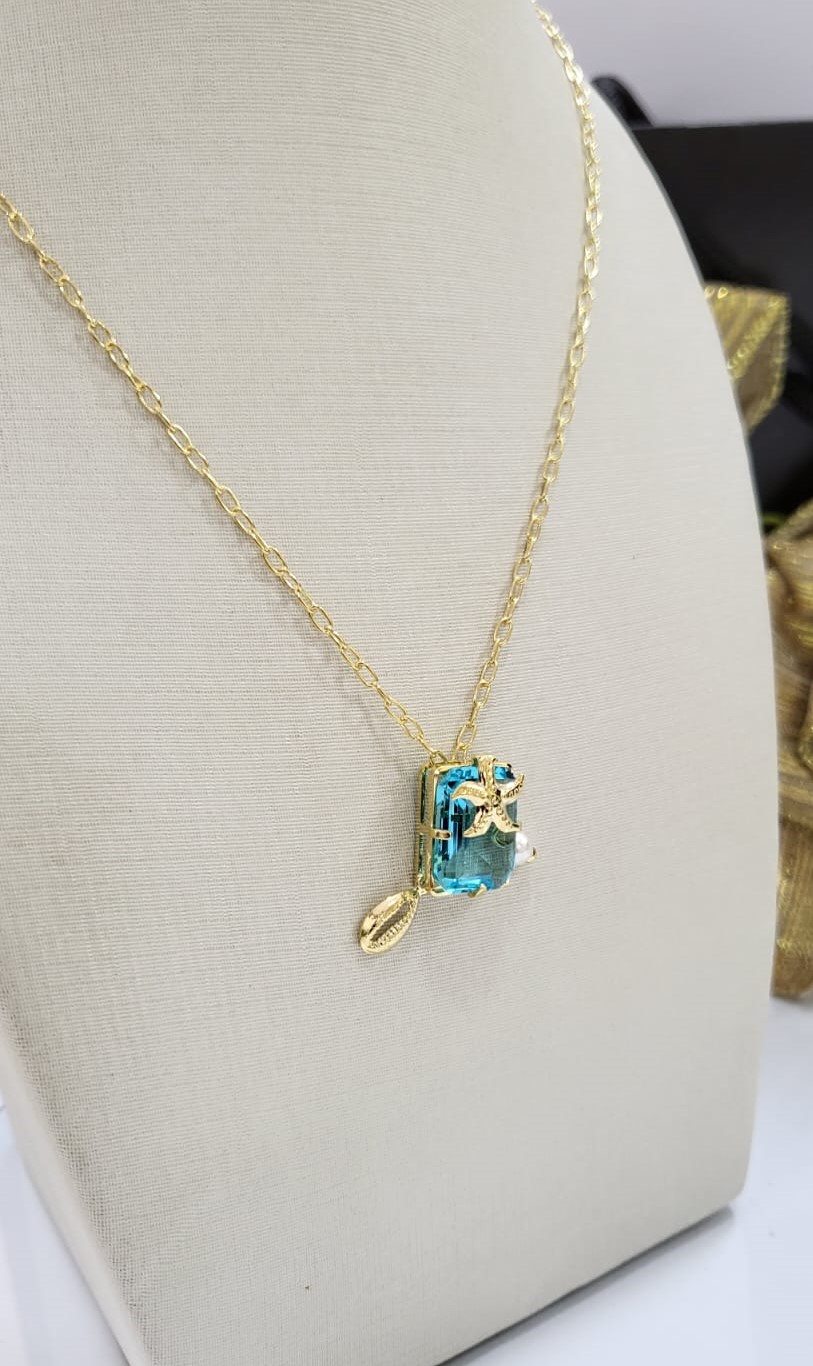 Gargantilha com pedra retangular na cor agata azul ceu com estrela do mar buzios e perola banhada a ouro 18k
