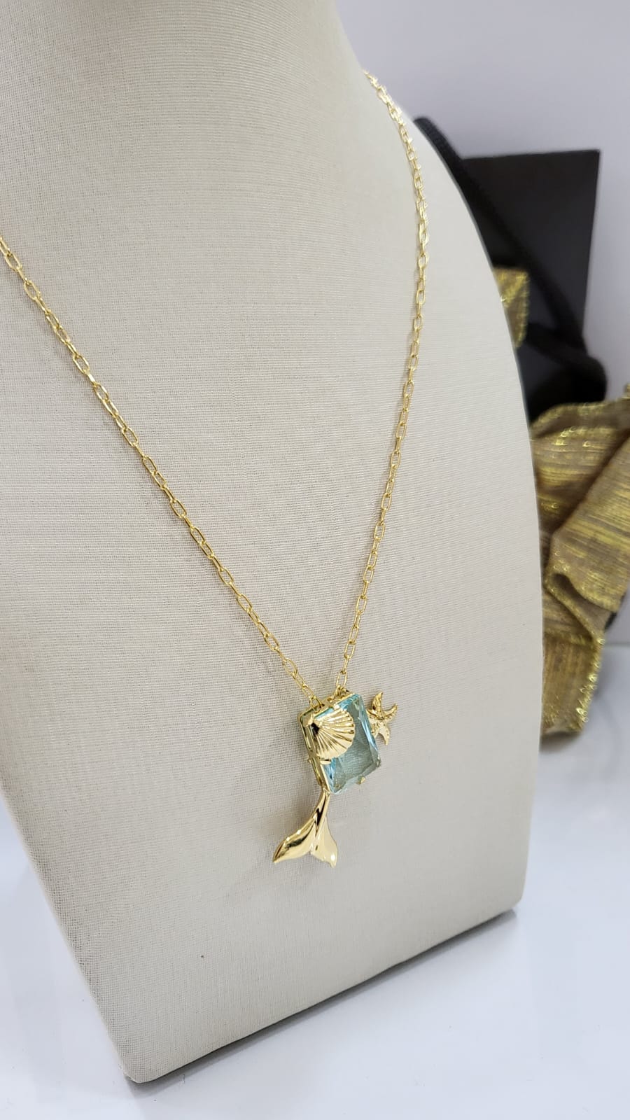 Gargantilha com pedra retangular na cor agata azul ceu com estrela do mar cauda e concha banhada a ouro 18k