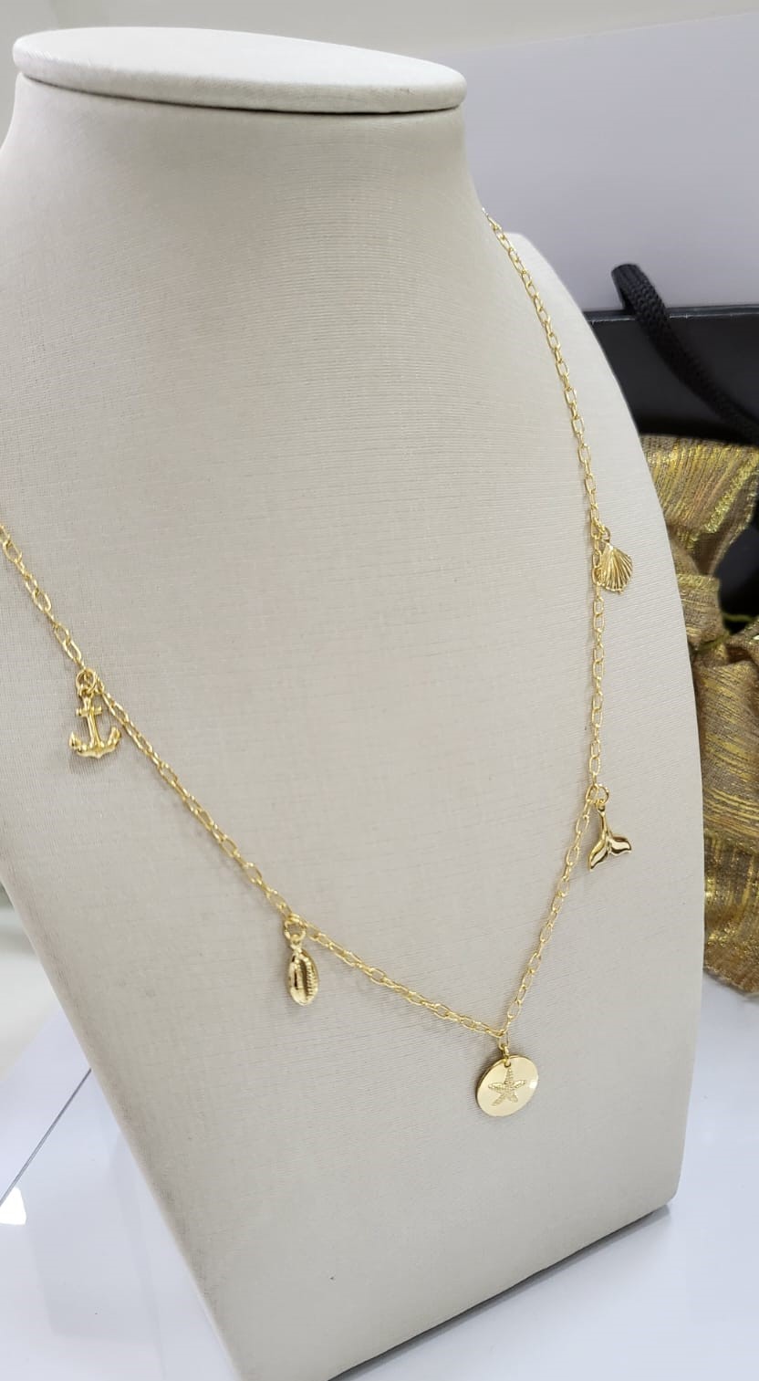 Gargantilha com pingentes estrela do mar cauda concha buzios e ancora banhada a ouro 18k
