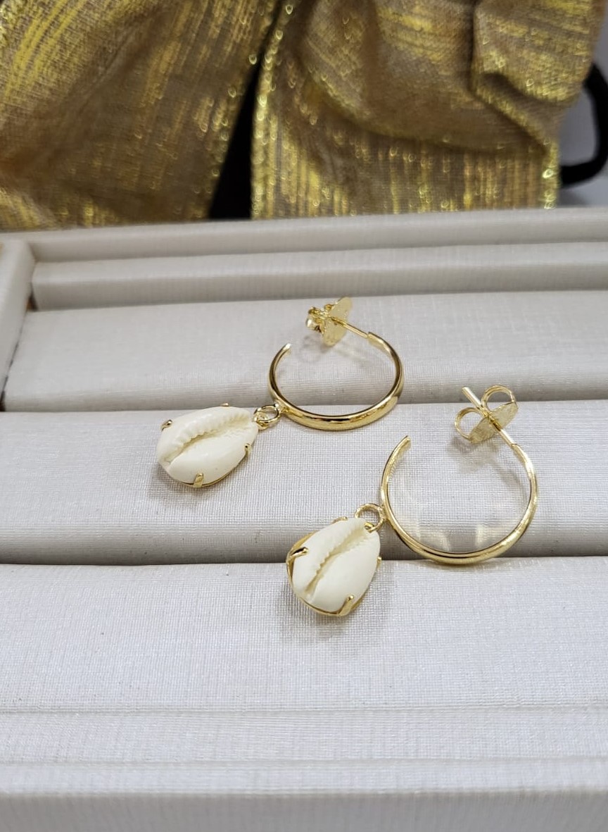 Argola com pingente buzios na cor perola banhado a ouro 18k