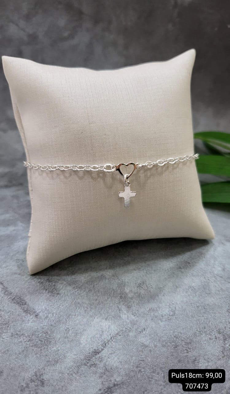 Pulseira com pingente coracao vazado e cruz lisa prata 925