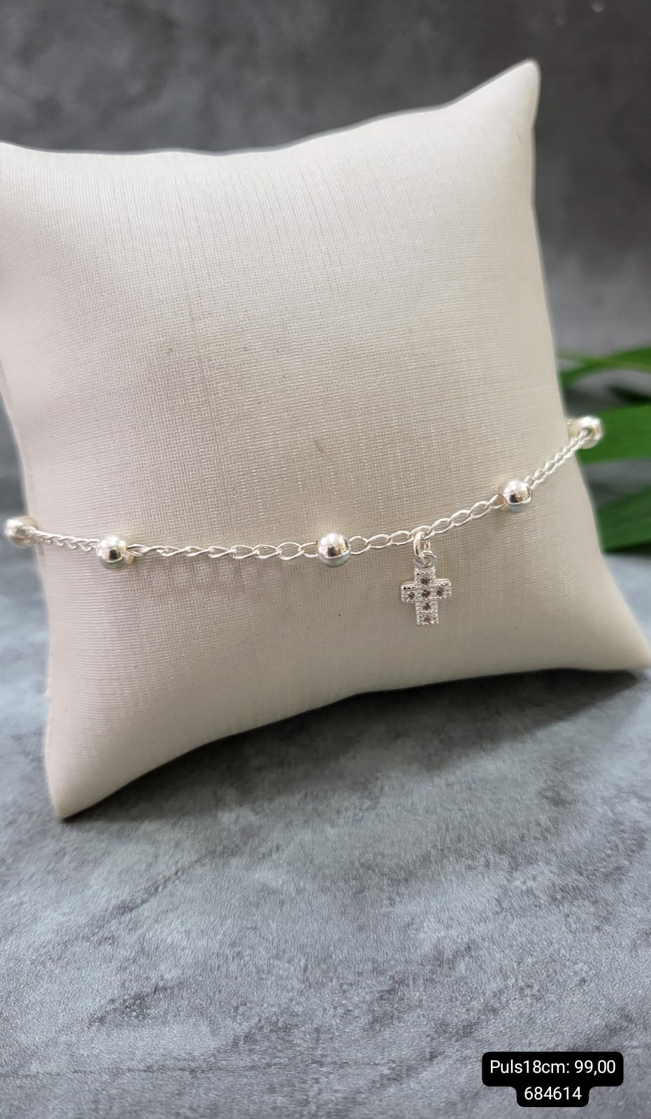 Pulseira de bolinhas com uma cruz cravejada pendurada prata 925