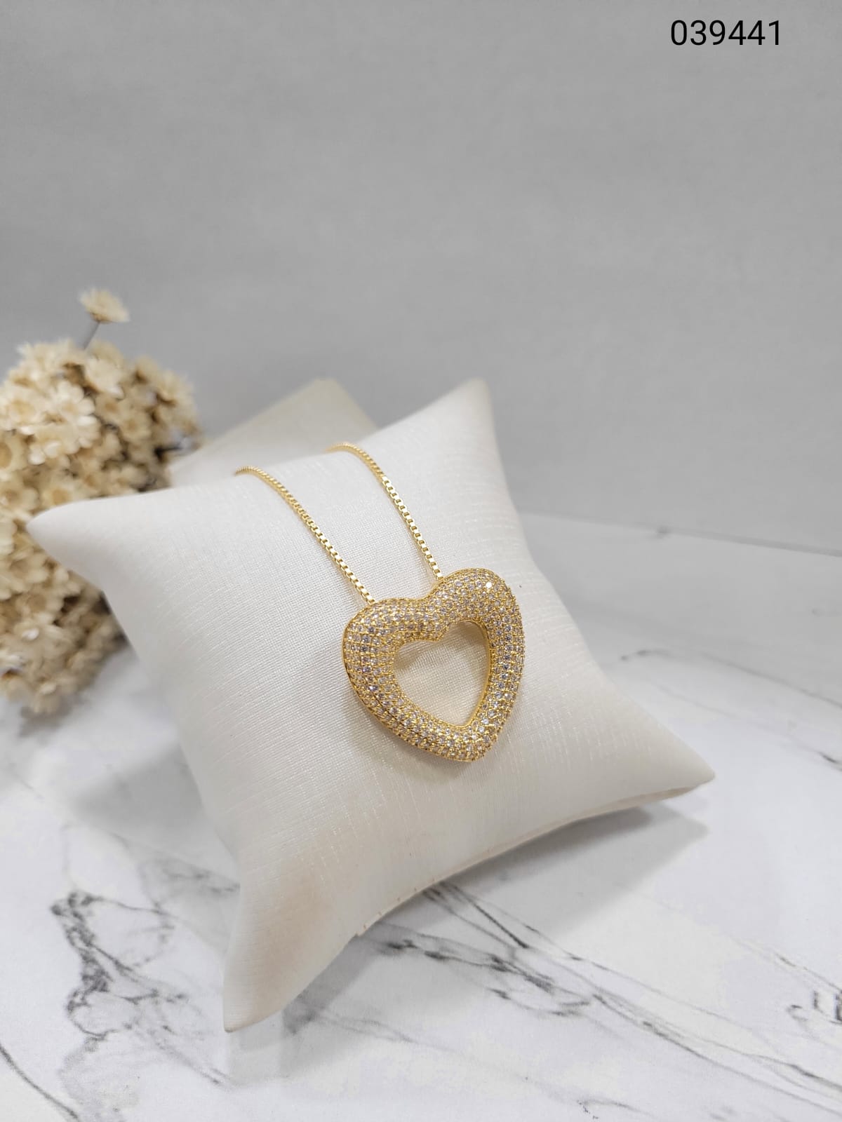 Colar veneziana fina com  coracao luxo vazado cravejado banhado a ouro 18k
