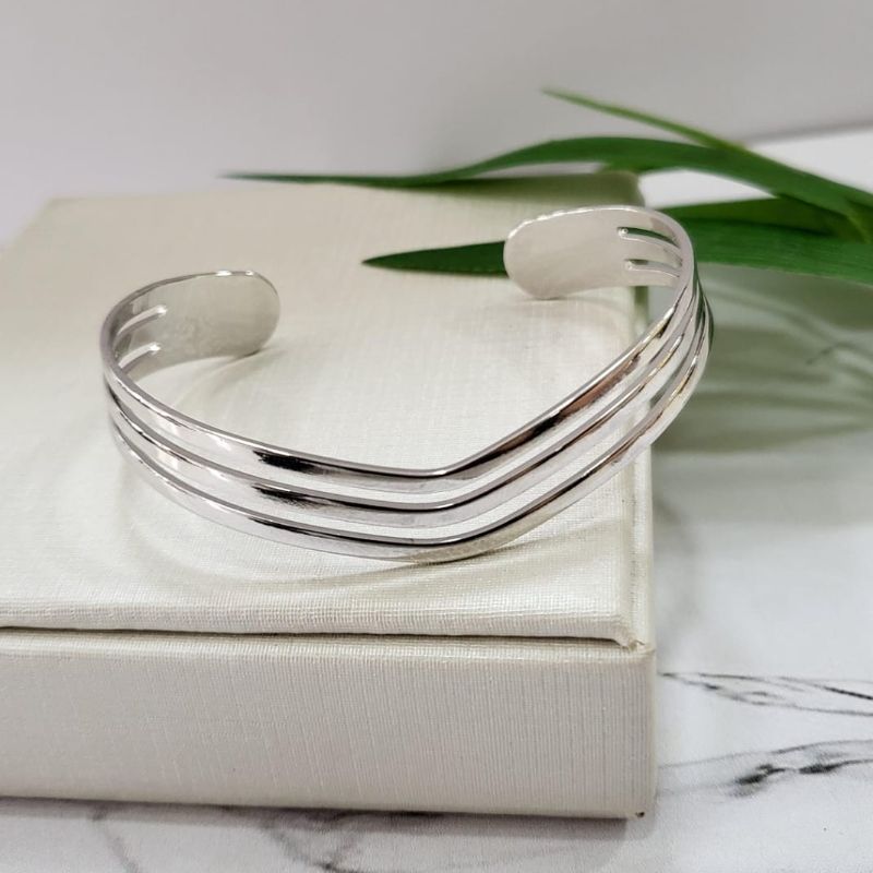 Bracelete tres tiras lisas e onduladas no banho de rodio branco