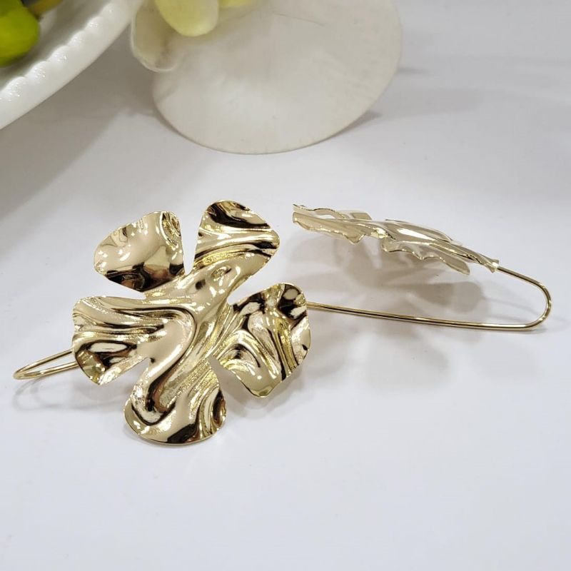 Brinco gancho trevo rustico banhado a ouro 18k