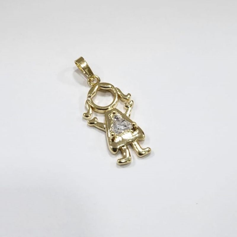 Pingente menina grande com uma pedra no meio na cor cristal banhado a ouro 18k