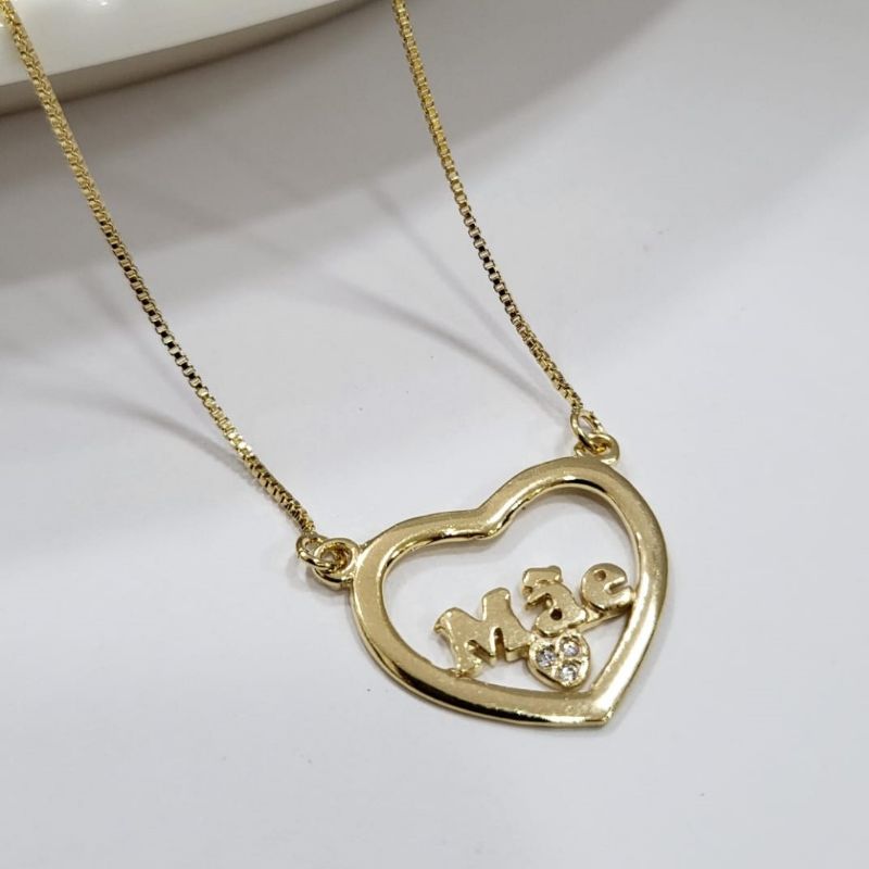Gargantilha coracao liso vazado escrito mae com um coracaozinho cravejado banhado a ouro 18k
