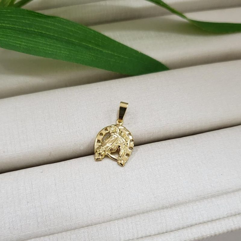 Pingente ferradura pequena com cabeca de cavalo banhado a ouro 18k