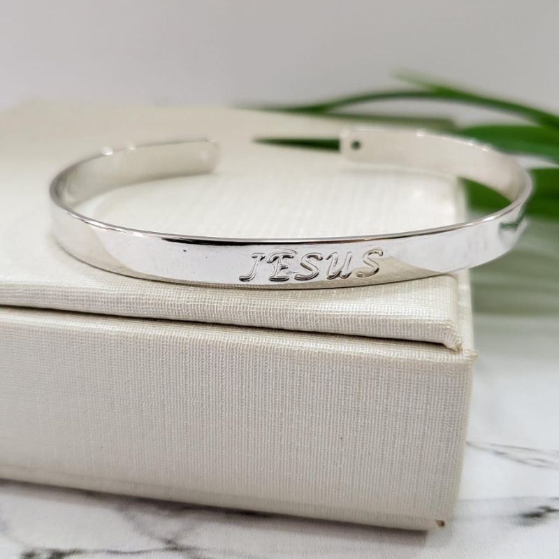 Bracelete liso escrito jesus furo nas pontas banhado no rodio branco