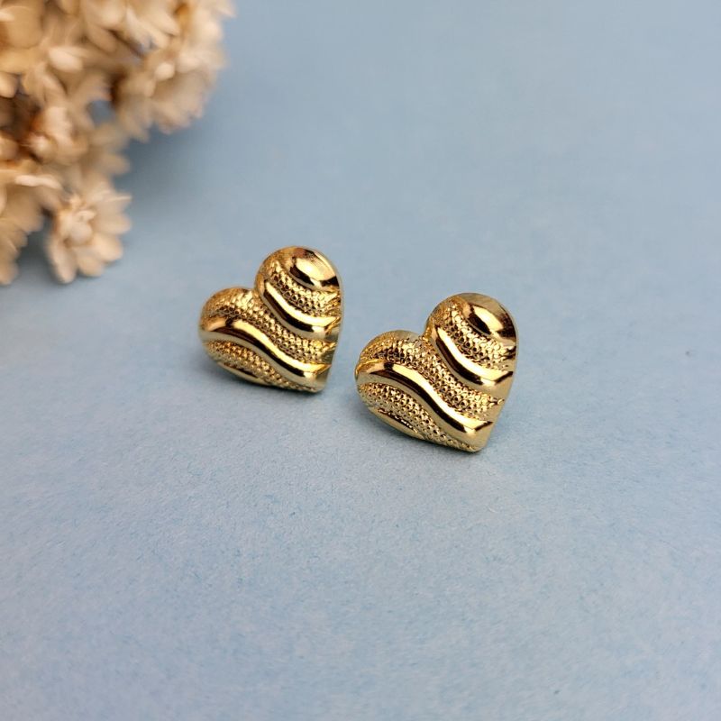 Brinco coracao pequeno trabalhado banhado a ouro 18k