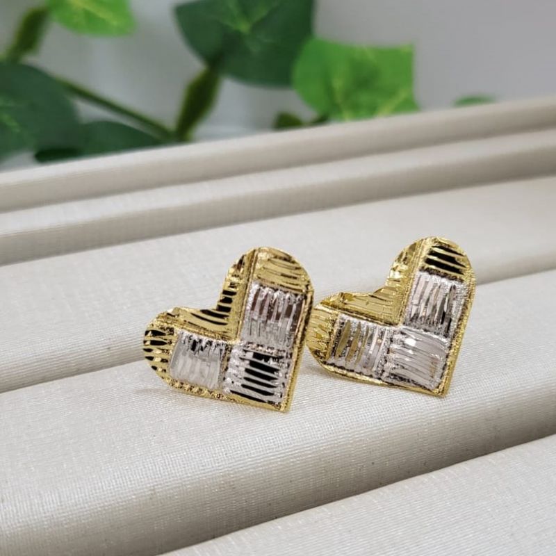 Brinco ourinho coracao com quadrados trabalhados duas cores branco e dourado banhado a ouro 18k