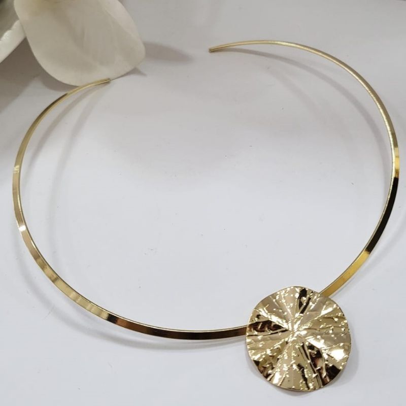 Pingente redondo grande martelado banhado a ouro 18k