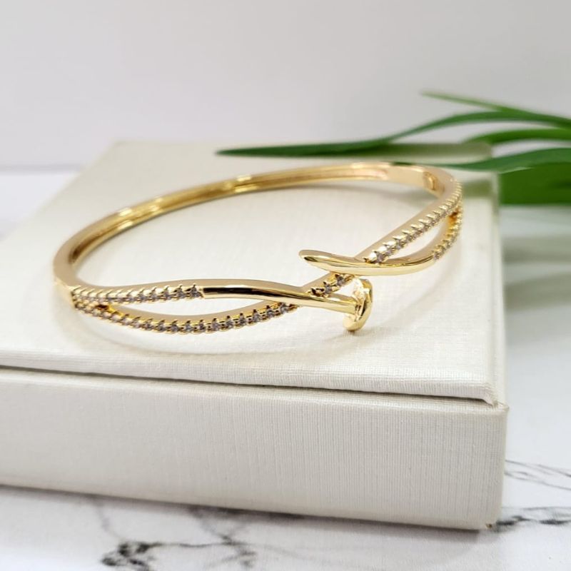 Bracelete prego entrelacado cravejado banhado a ouro 18k