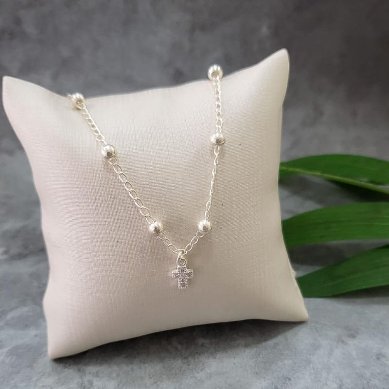 Pulseira de bolinhas com uma cruz cravejada pendurada prata 925