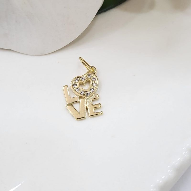 Pingente love com coracao cravejado na cor cristal banhado a ouro 18k