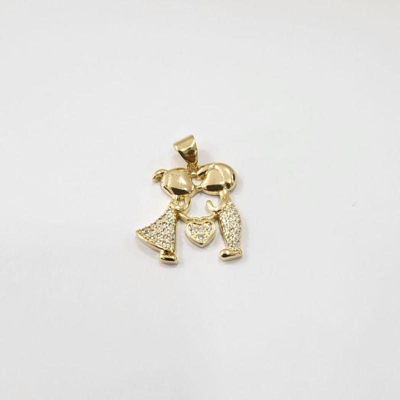 Pingente casal cravejados com um coracao cravejado banhado a ouro 18k