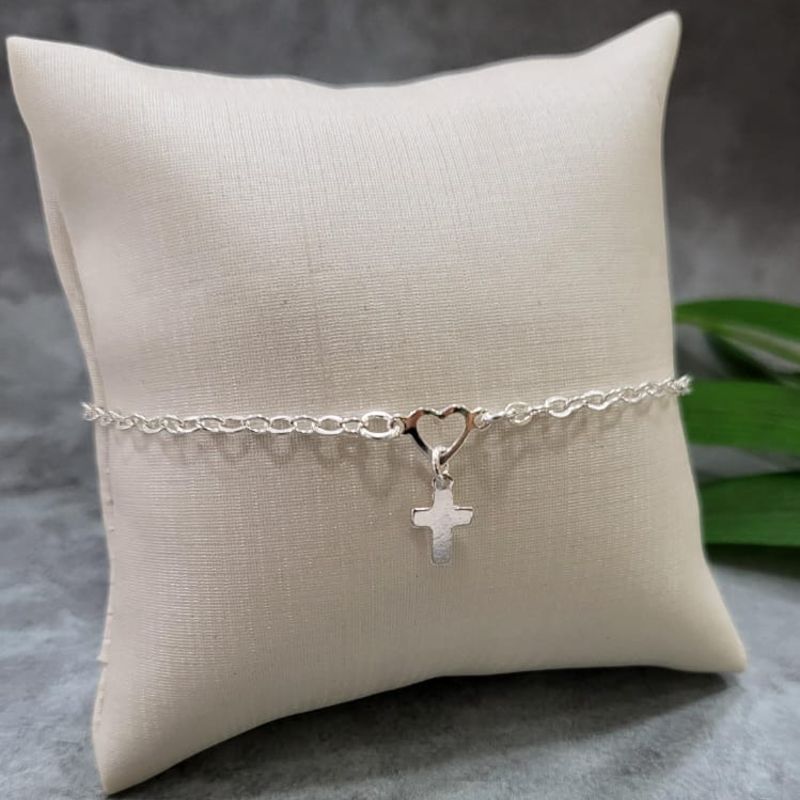 Pulseira com pingente coracao vazado e cruz lisa prata 925