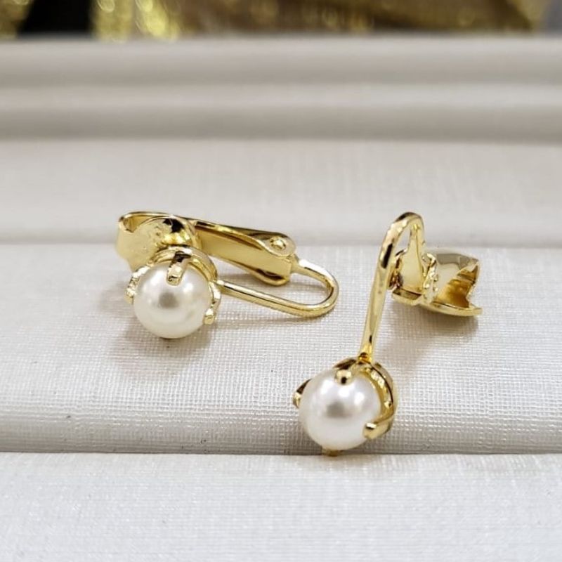 Brinco pressao com perola media com 4 garras banhado a ouro 18K