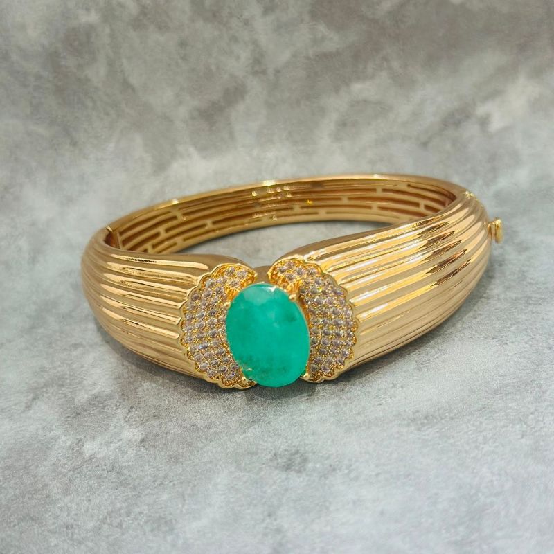 Bracelete cravejado com pedra oval na cor verde aqua fusion banhado a ouro 18k