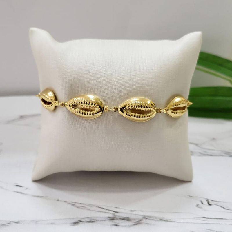 Pulseira com seis buzios banhada a ouro 18k