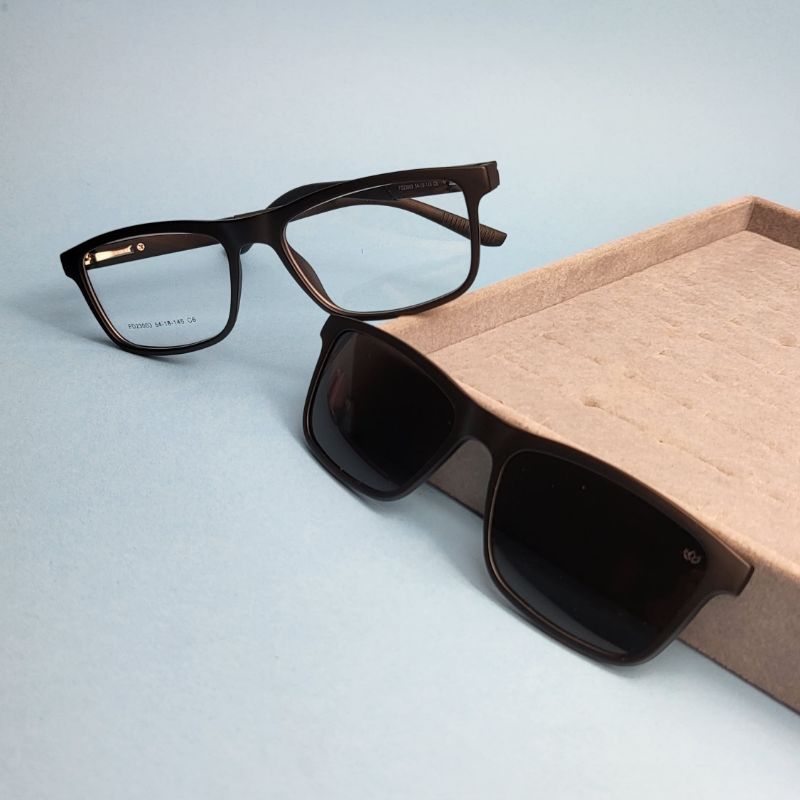 Oculos quadrado clip-on preto armacao preta detalhes azul na perna