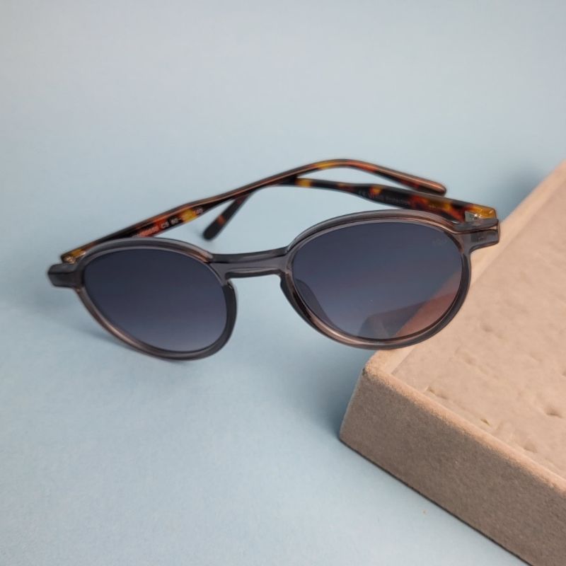 Oculos redondo cinza armacao cinza com transparencia perna oncinha