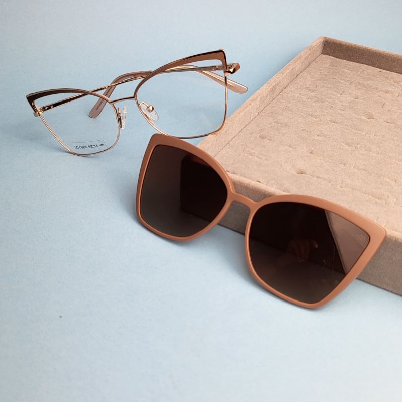 Oculos femi gatinho lente clip-on marrom claro armacao dourada perna rose