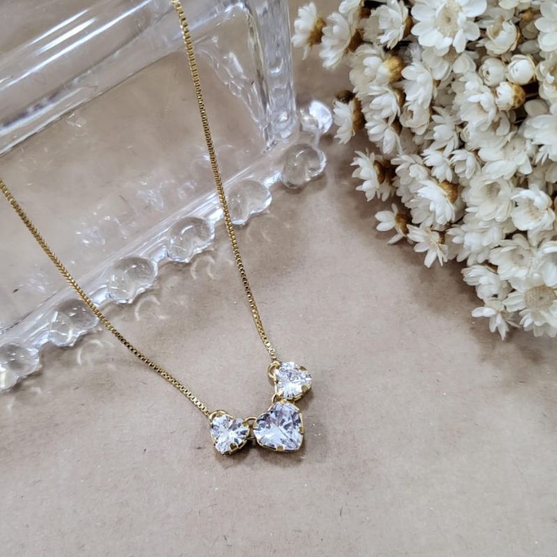 Gargantilha na corrente veneziana com pingente 1 coracao M e 2 P transparente banhado a ouro 18k