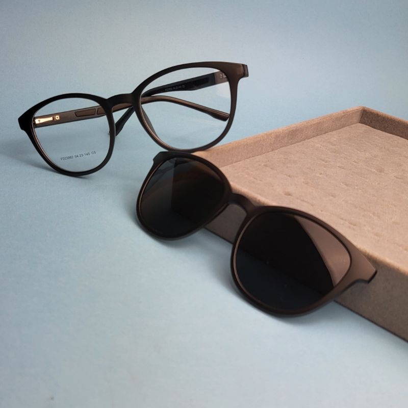 Oculos redondo clip-on preto armacao preta