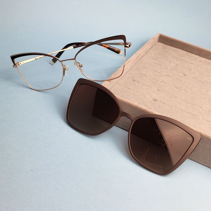 Oculos femi gatinho lente clip-on marrom escuro armacao dourada perna oncinha