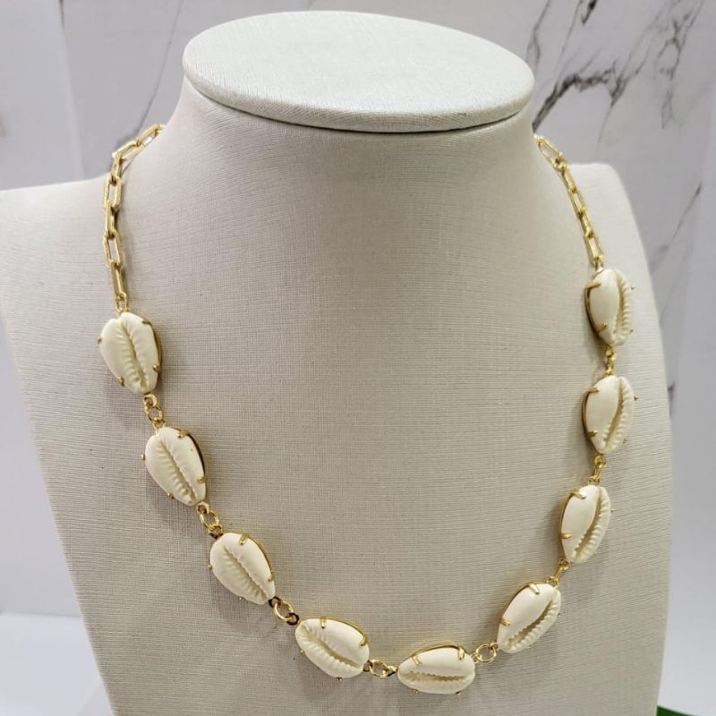 Colar buzios na cor perola com extensor banhado a ouro 18k