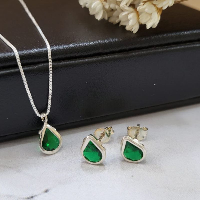 Conjunto brinco e pingente na pedra formato gota na cor verde turmalina corrente veneziana fina prata 925