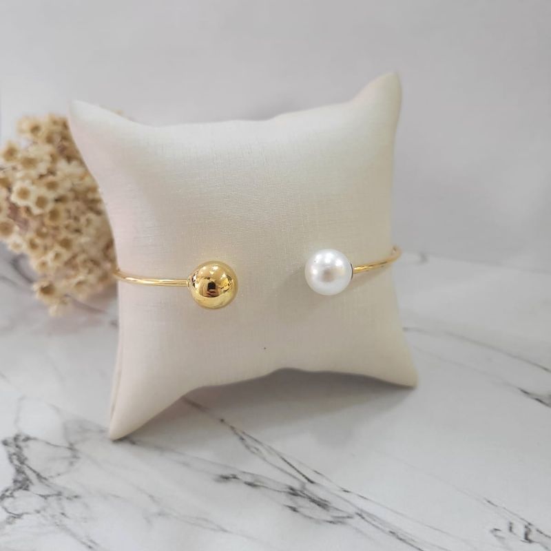 Bracelete aberto liso nas pontas 1 bola lisa e 1 perola