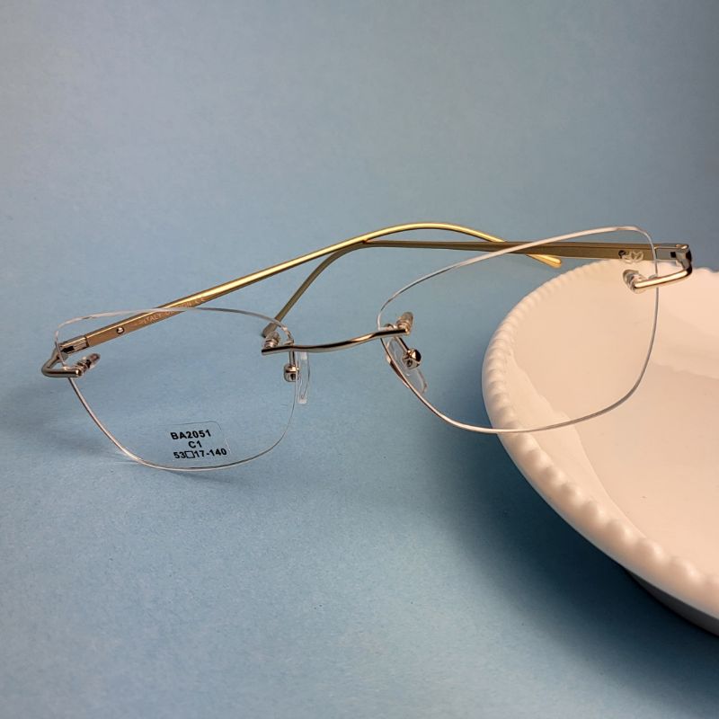 Armacao para oculos de grau gatinho parafusado dourado