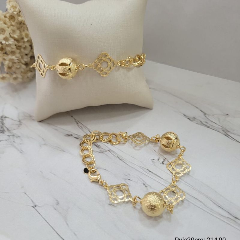 Pulseira  2 bolas grandes jateadas sendo 1 vazada corrente dupla 4 flores vazadas  banhado a ouro 18k