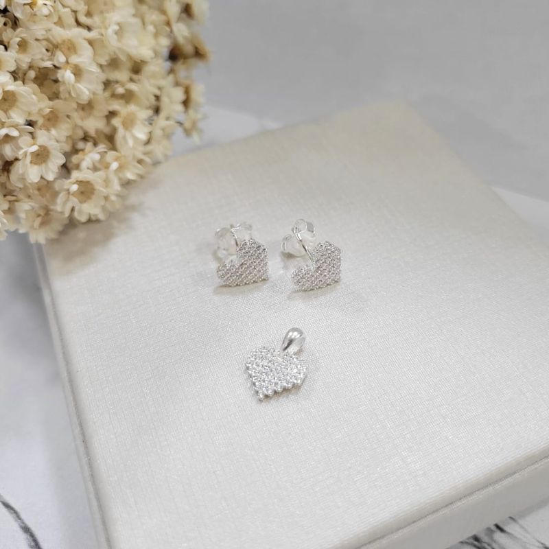 Conjunto brinco e pingente coracao cravejado cristal pequenos prata 925
