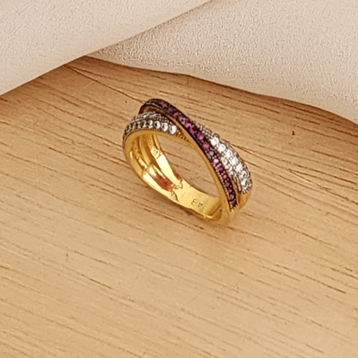 ANEL DOIRADO FIO MICROZIRCÔNIAS ROSA E CRISTA