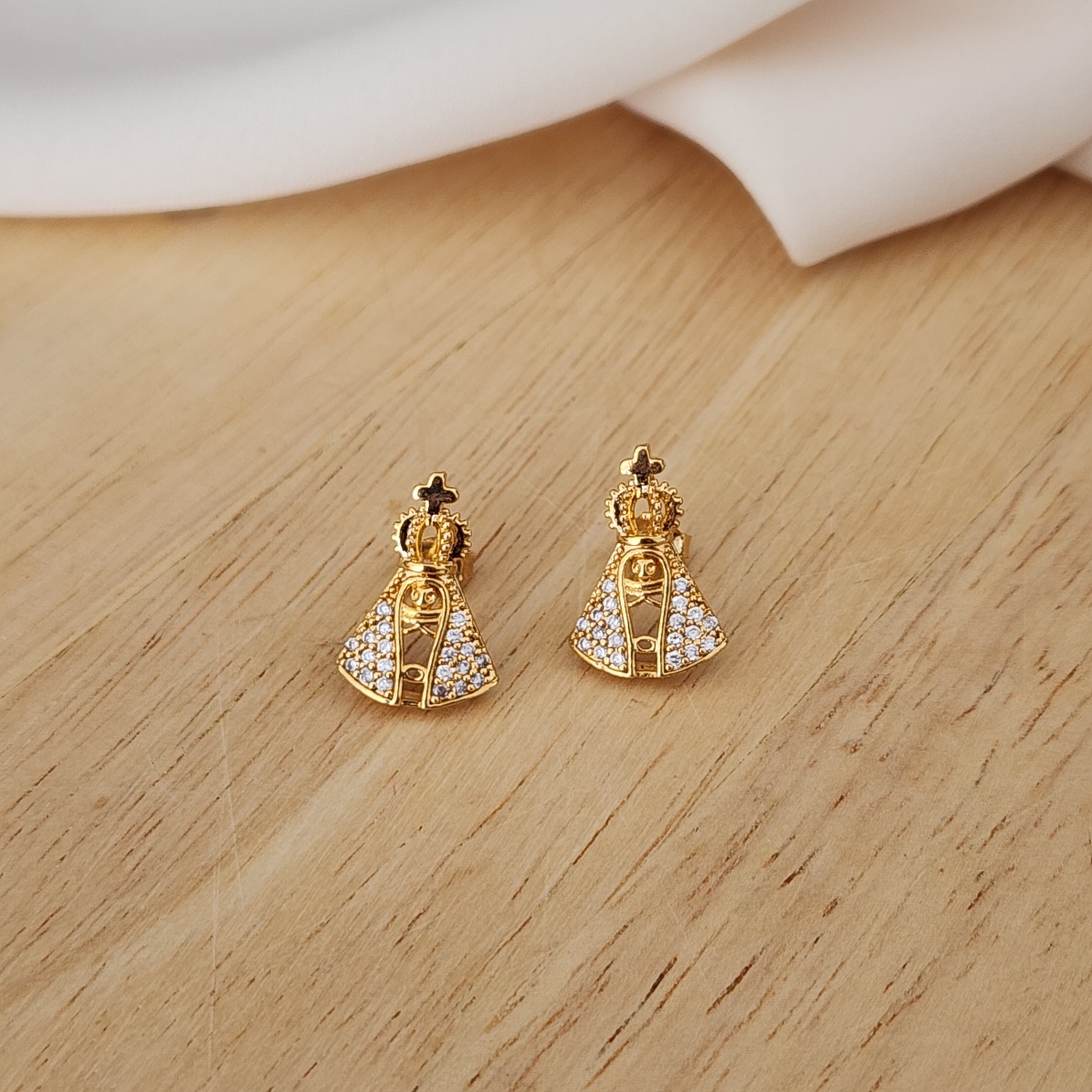 BRINCO DOURADO NOSSA SENHORA APARECIDA CRAVEJADO EM MICROZIRCÔNIAS COLORIDAS