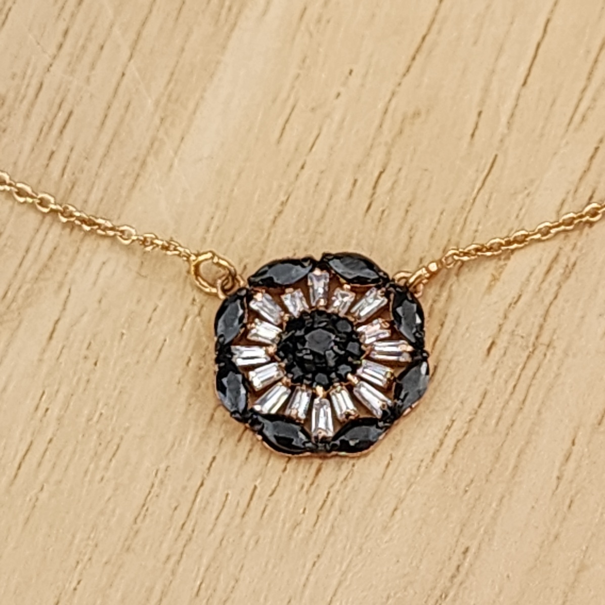 COLAR DOURADO COM PINGENTE EM BAGUETES ZIRCÔNIA NEGRA