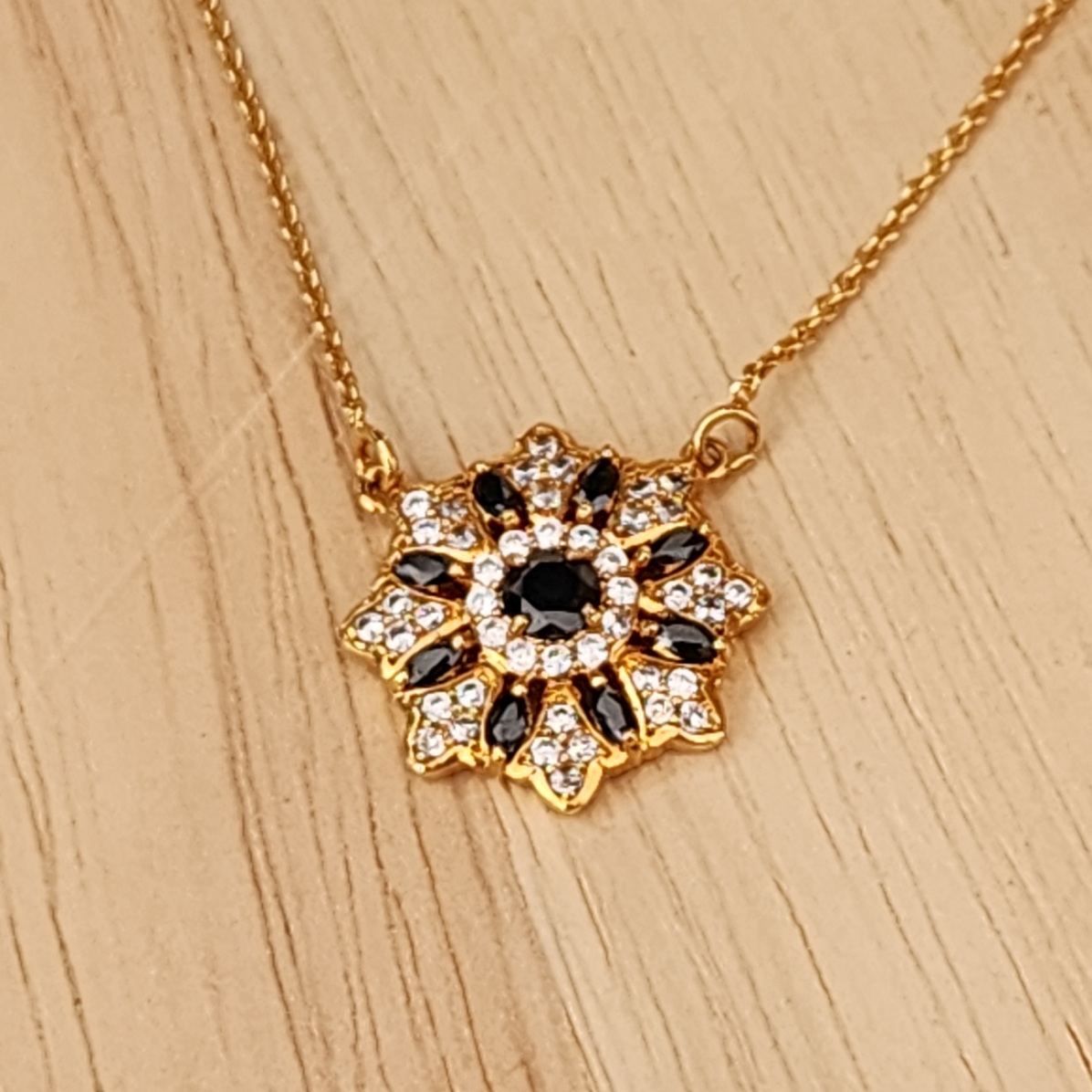 COLAR COM PINGENTE MAXI FLOR DOURADO - ZIRCÔNIA NEGRA
