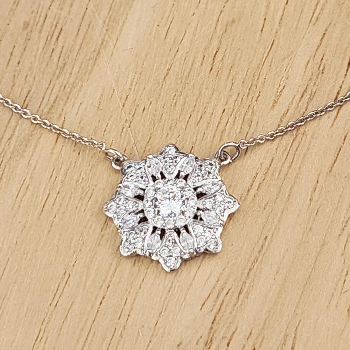 COLAR COM PINGENTE MAXI FLOR RÓDIO BRANCO - ZIRCÔNIA CRISTAL