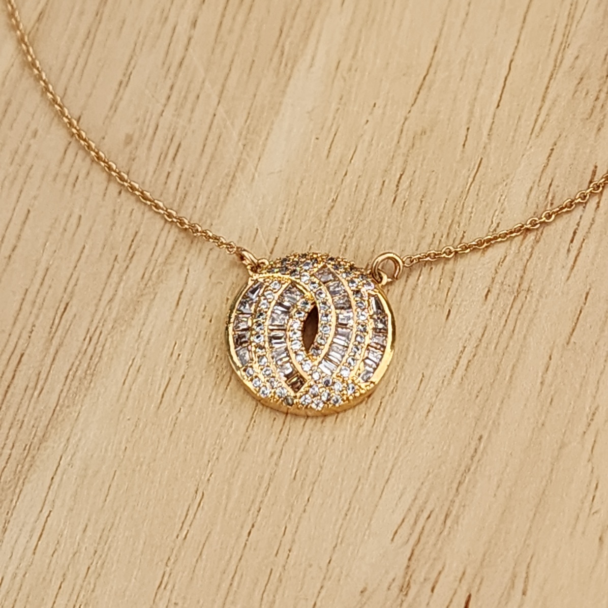 COLAR PINGENTE REDONDO BAGUETES DOURADO - ZIRCÔNIA CRISTAL