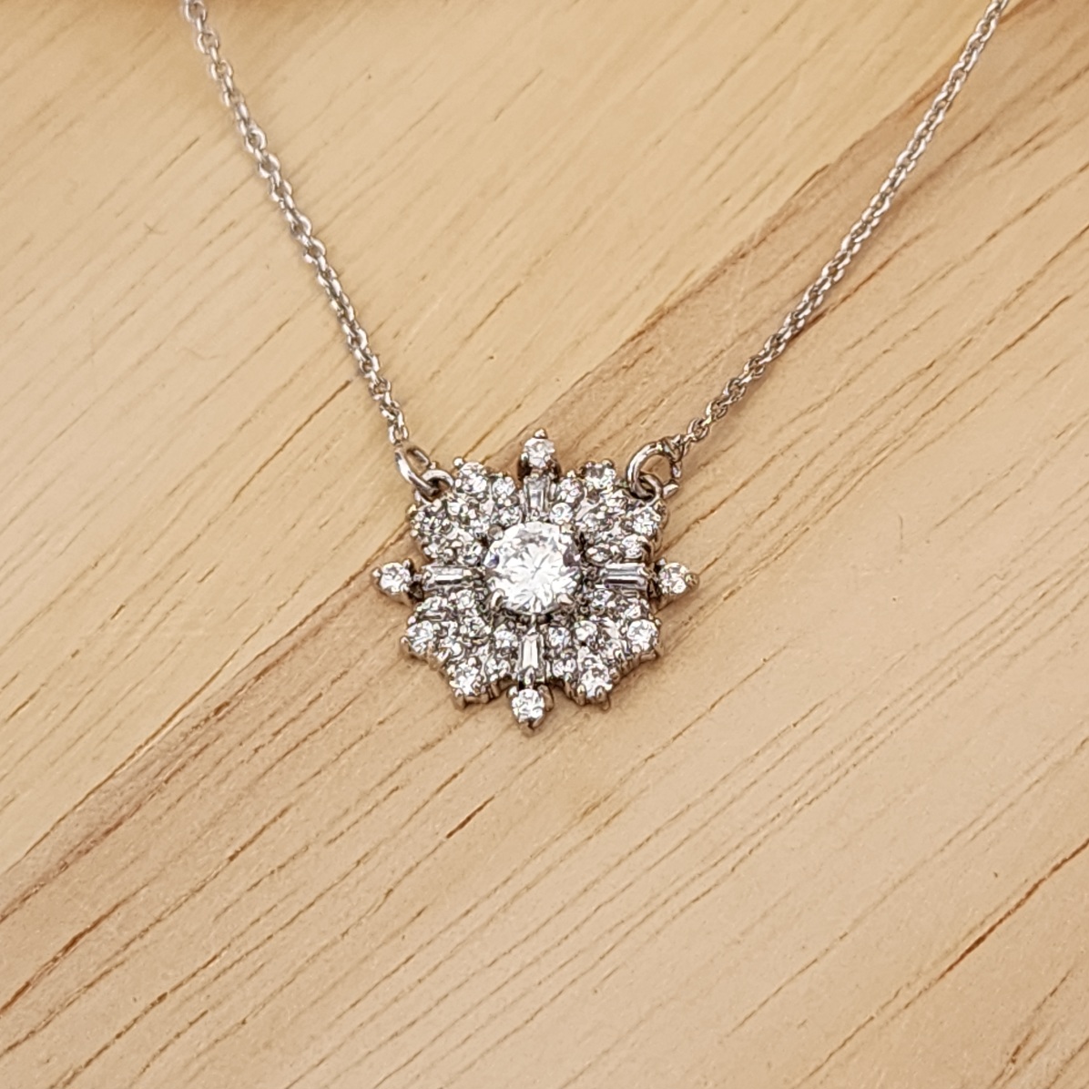 COLAR REDONDO COM PONTAS RÓDIO BRANCO - ZIRCÔNIA CRISTAL