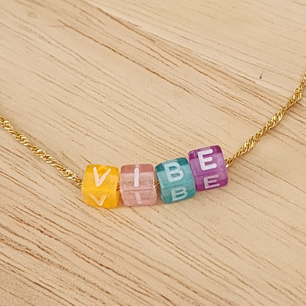 PULSEIRA SINGAPURA COM LETRAS COLORIDAS VIBE