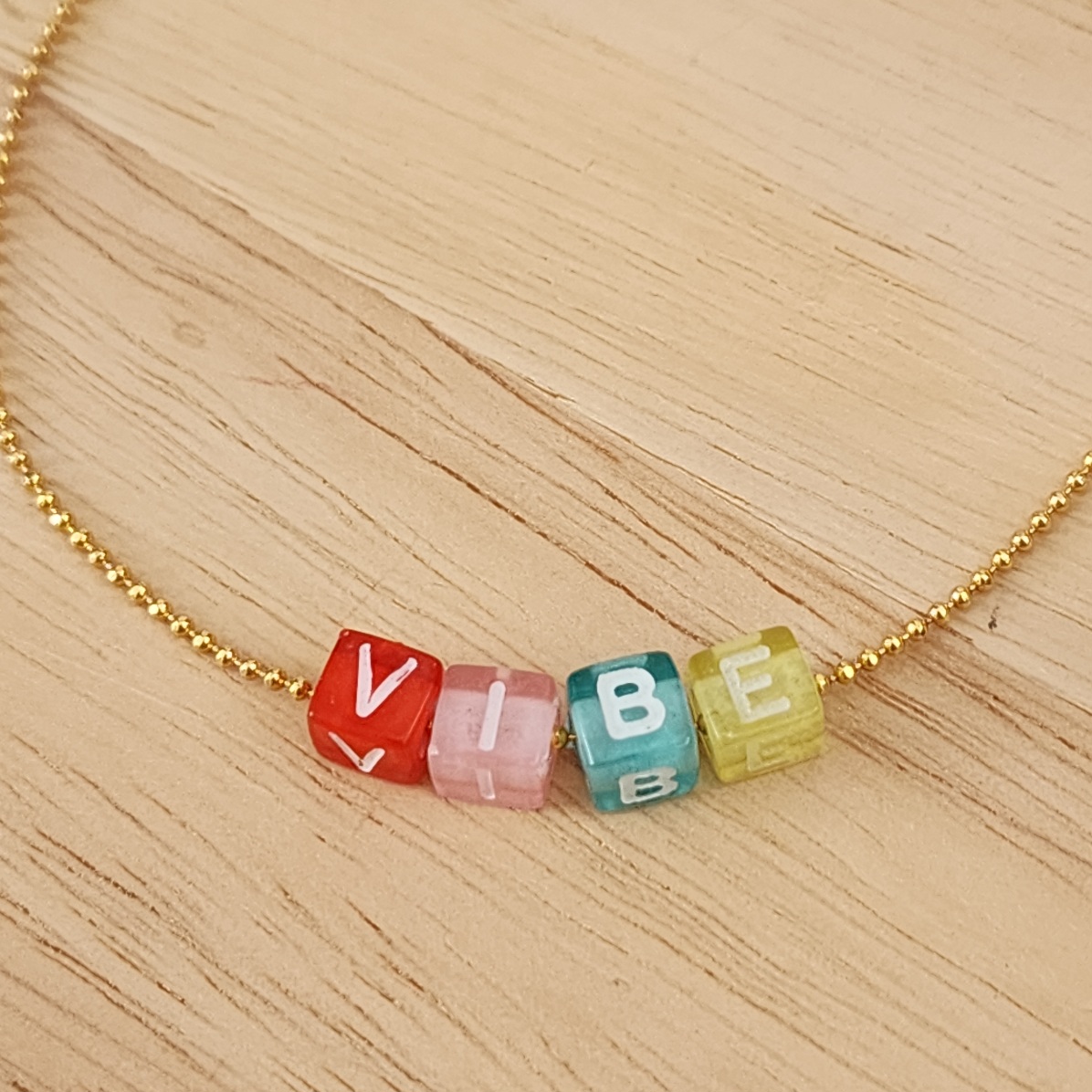 PULSEIRA BOLINHAS COM LETRAS COLORIDAS VIBE